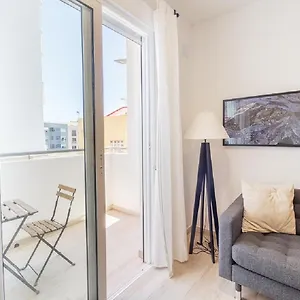 https://moderno-apartamento-urbano-en-barrio-histrico-2i.adeje-hotels.com